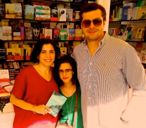 Nuestras lectoras Pilar y Myriam con el escritor Joaquín Pérez Azaústre en la Feria del Libro de Madrid