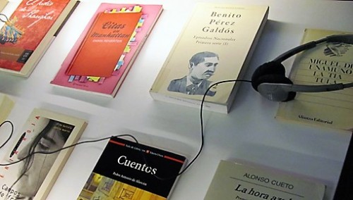 Audiolibros foto combinada libros con auriculares