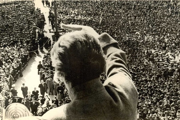 Gabriela Mistral saluda a la multitud desde el balcón del Palacio de la Moneda, en su último viaje a Chile en 1954.