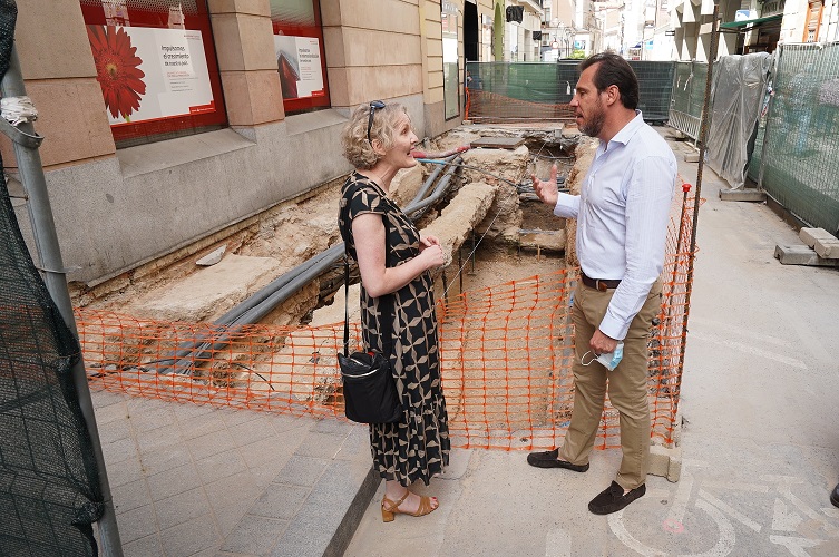 La Embajadora de Irlanda en España, Sile Maguire, visita la excavación de la Calle de la Constitución en Valladolid