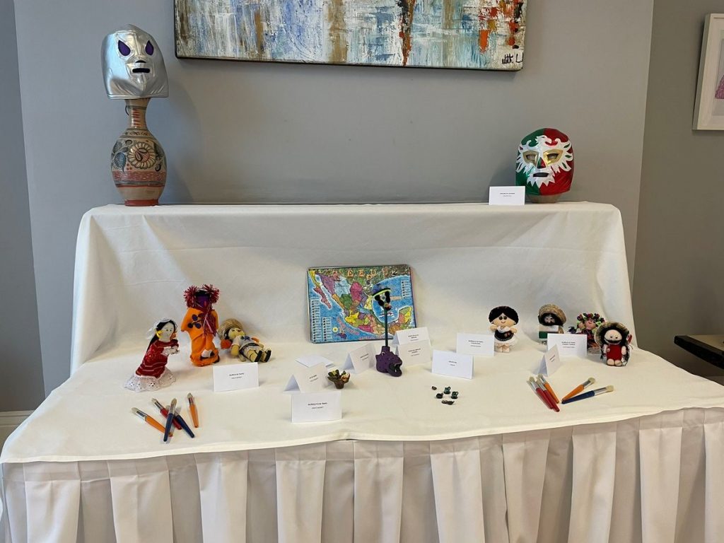 Conjunto de juguetes tradicionales mexicanos de la exposición de la Embajada de México en Irlanda.