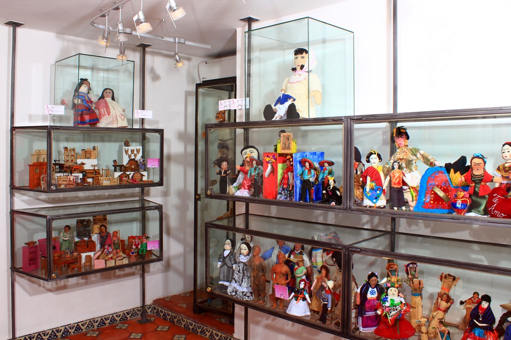 Presentación de muñecos tradicionales en el Museo la Esquina de San Miguel de Allende, México.