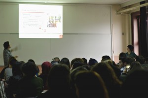 Miguel Grajales, gestor cultural del Instituto Cervantes de Estambul, presentando las actividades a los alumnos de la Universidad de Estambul