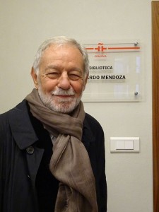 Eduardo Mendoza en el Instituto Cervantes de Cracovia, cuya biblioteca lleva su nombre