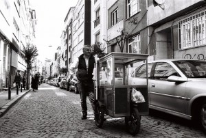 Vendedor ambulante (Fotografía Zelal Pelin Doğan)