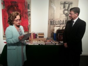 La Cónsul General, Embajadora María Teresa Merino de Hart, hace entrega de los libros a Ignacio Olmos, Director del Instituto Cervantes de Nueva York.