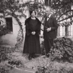 [Fotografía] Wanda Landowska y Manuel de Falla en el Carmen de la Antequeruela, Granada, 1922. Archivo Manuel de Falla, Granada.