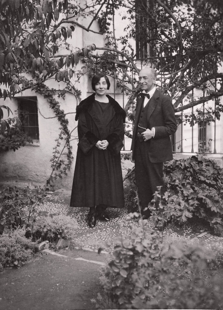 [Fotografía] Wanda Landowska y Manuel de Falla en el Carmen de la Antequeruela, Granada, 1922. Archivo Manuel de Falla, Granada.