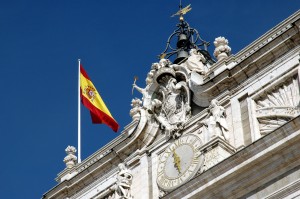 bandera de España y reloj