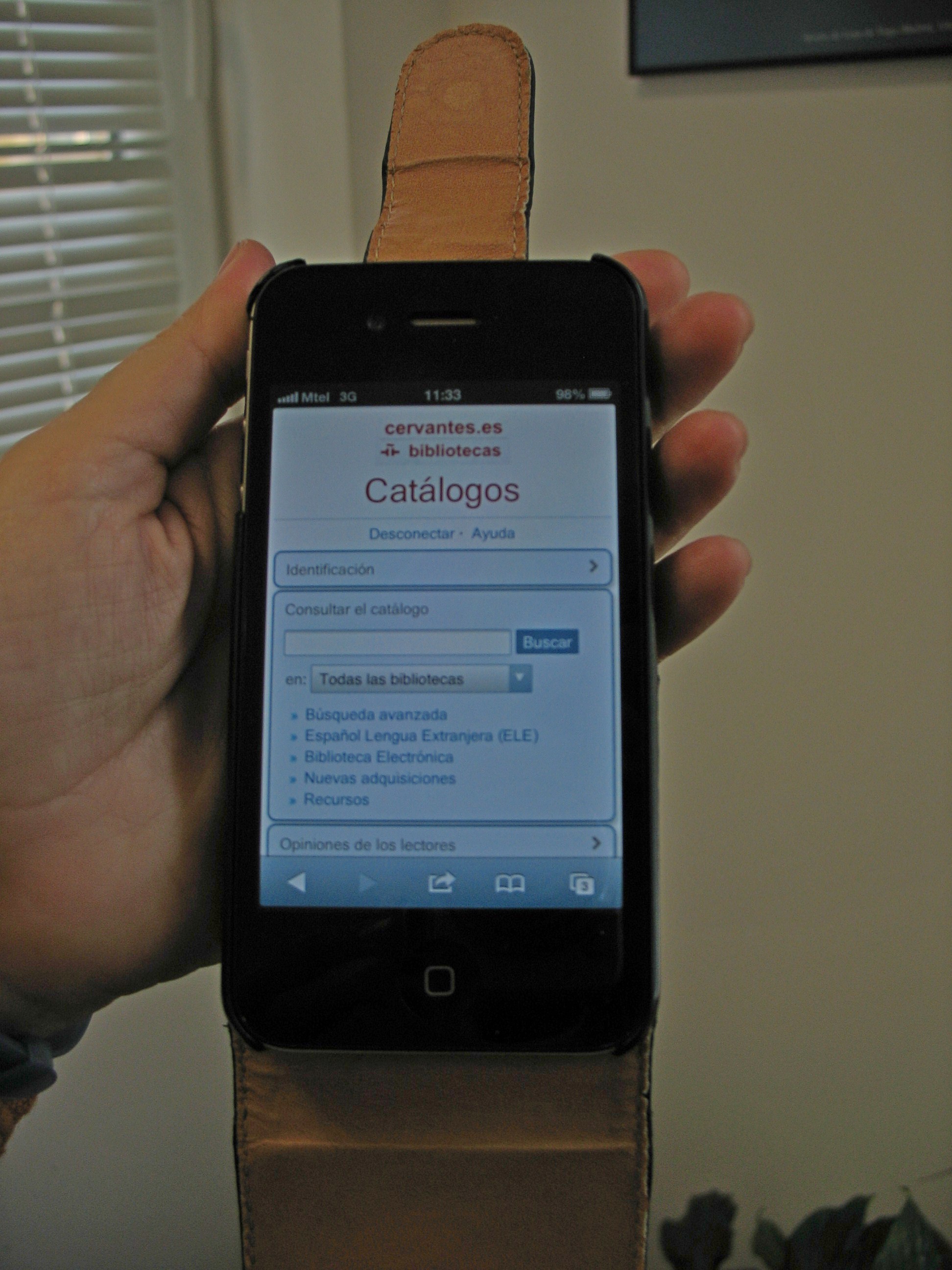 pantalla de un móvil con el catálogo de la biblioteca